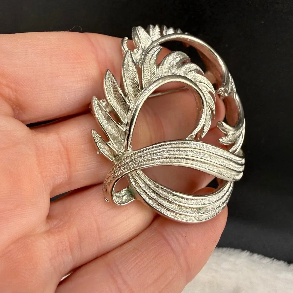 Vintage Lisner Brooch Silver Tone Feather Wreath Textured